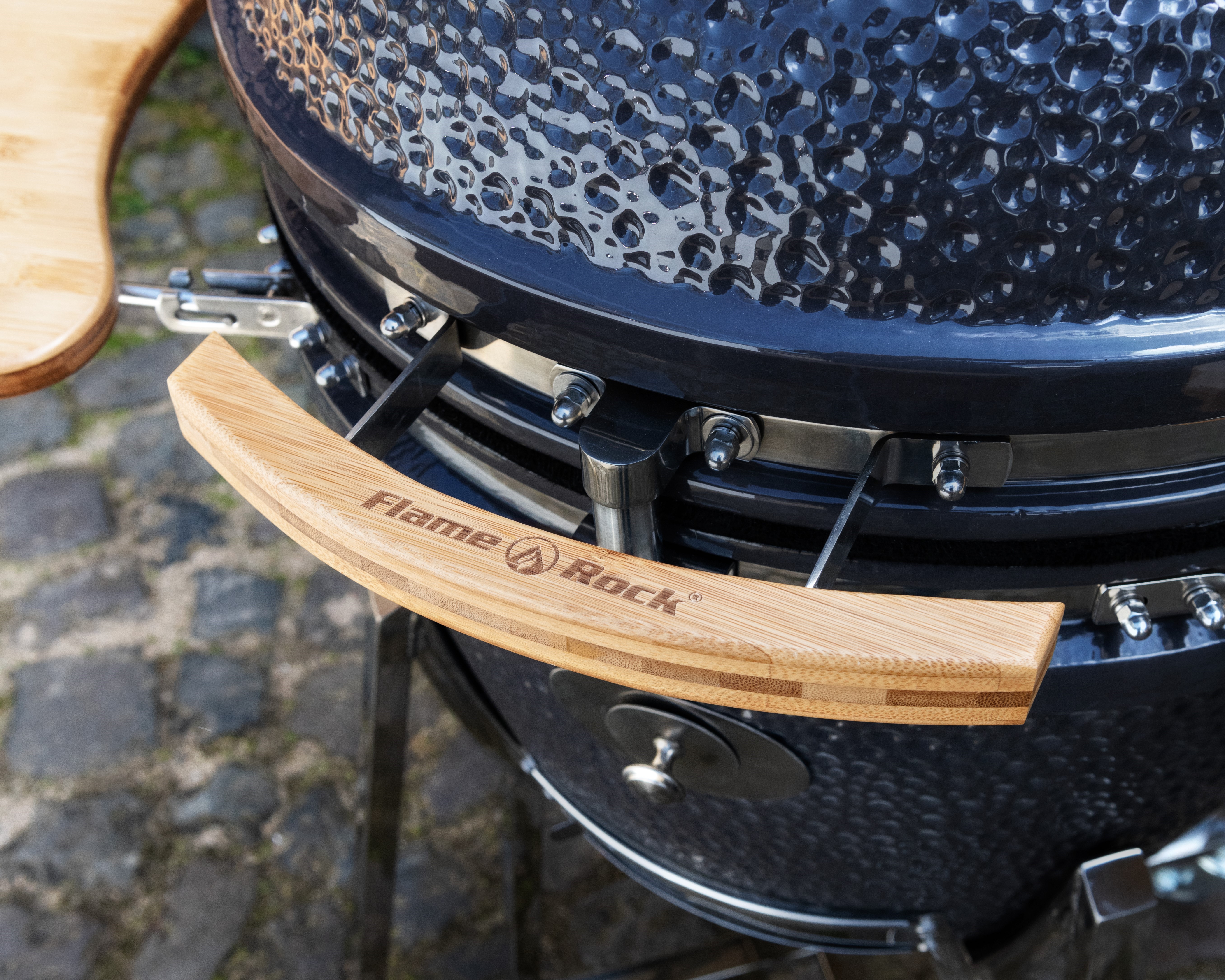 Kamado Grill mit Deckegrill aus Bambus
