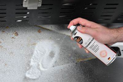 Schaumreiniger-Reinigung-von-Gasgrills-BBQ-Fettauffangblech-theBBQshop
