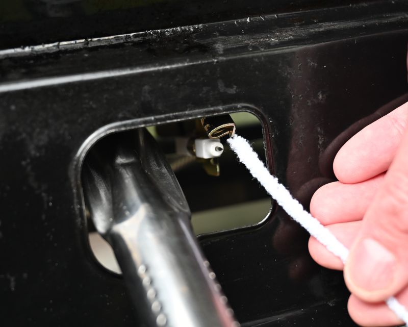 Gasgrill Reinigung von Zündflammen-Verteilerrohr